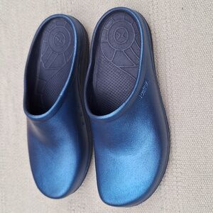Lynco Aetrex electric blue slid-in/clogs size 7